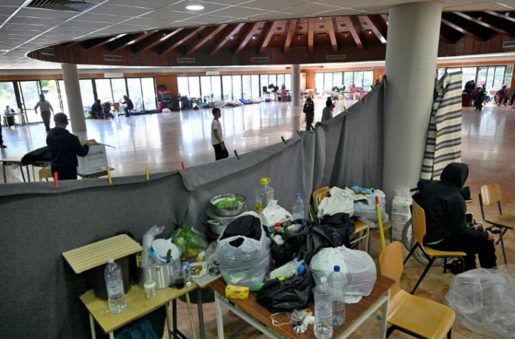 Des personnes déplacées dans une école transformée en abri à Dekwaneh, au nord de Beyrouth, le 5 mars 2026 au Liban