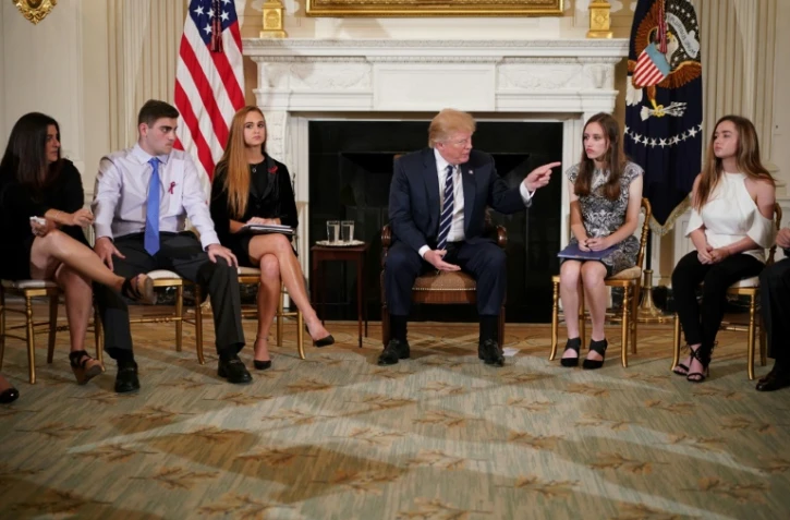 Donald Trump rencontre des rescapés de la fusillade de Floride pour parler des armes à feu le 21 février 2018 à la Maison Blanche