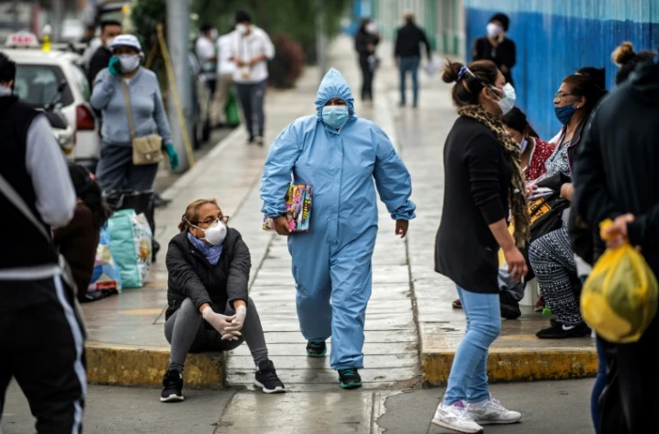 Devant les urgences de l'hôpital Alberto Sabogal à Lima, le 27 mai 2020
