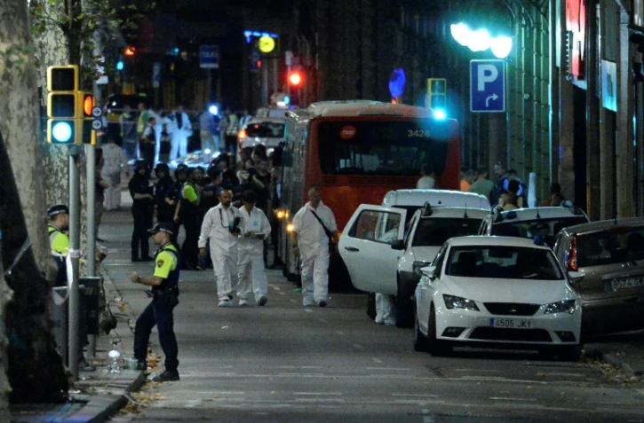 Des policiers sur les lieux de l'attentat sur Les Ramblas à Barcelone, le 17 août 2017