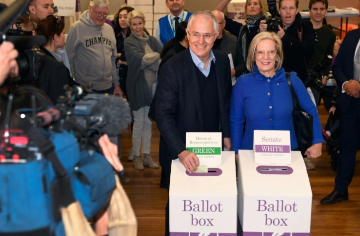 Le Premier ministre Malcolm Turnbull et son épouse Lucy glissent leurs bulletins dans l'urne, à Sidney le 2 juillet 2016 