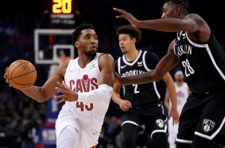 Balle en main, la star des Cleveland Cavaliers Donovan Mitchell, lors de la victoire de son équipe contre les Brooklyn Nets, en match de NBA délocalisé à Paris, le 11 janvier 2024.