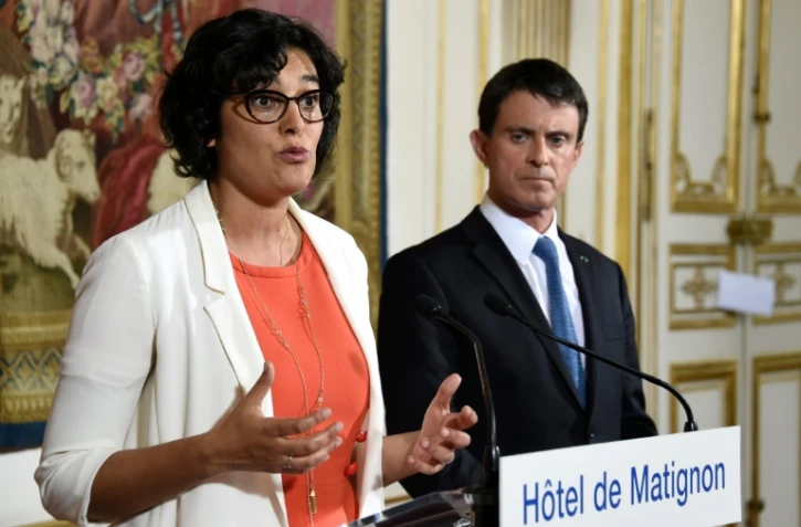 Le Premier ministre Manuel Valls écoute la ministre du travail Myriam El Khomri commenter les négociations avec les syndicats, le 29 juin 2016