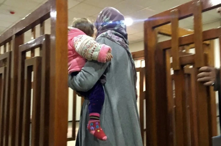 Mélina Bougedir, une jihadiste française arrive dans un tribunal de Bagdad, son fils dans les bras, le 19 février 2018