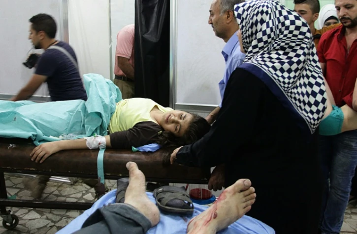 Des civils blessés dans les bombardements, soignés le 13 octobre 2016 dans un hôpital d'un quartier d'Alep tenu par les forces pro-régime