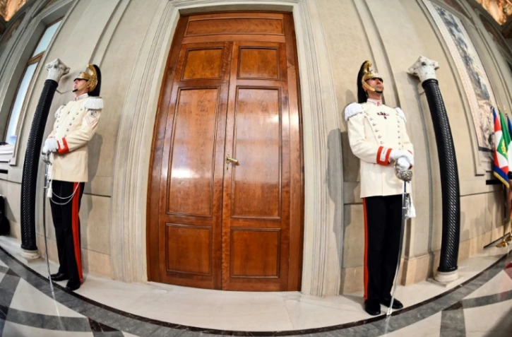 Des gardes en faction au palais du Quirinal où le président de la République italienne Sergio Mattarella poursuit ses consultations, à Rome le 21 août 2019