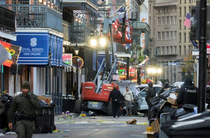 Des policiers autour du véhicule qui a tué au moins dix personnes, à la Nouvelle-Orléans, le 1er janvier 2025