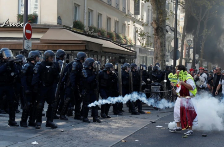 Des CRS face aux manifestants à Paris, le 21 septembre 2019