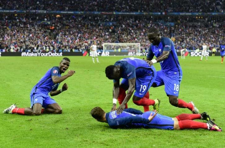 La joie des Français après le but d'Antoine Griezmann face à l'Islande en quart de finale de l'Euro, le 3 juilley 2016 au Stade de France