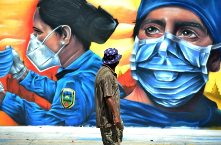 Une peinture murale montre un soignant et une policière à Tegucigalpa, au Honduras, le 14 septembre 2020