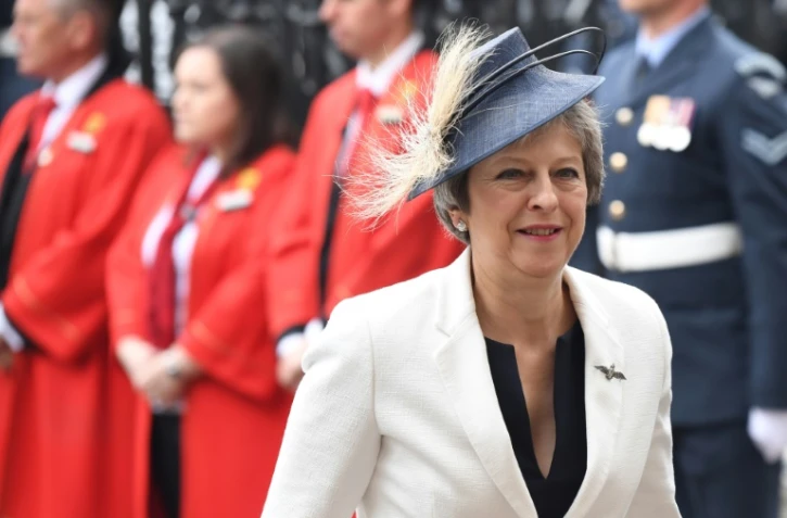 La Première ministre britannique Theresa May arrive le 10 juillet 2018 à l'abbaye de Westminster pour une messe célébrant le centenaire de la Royal Air Force (RAF).