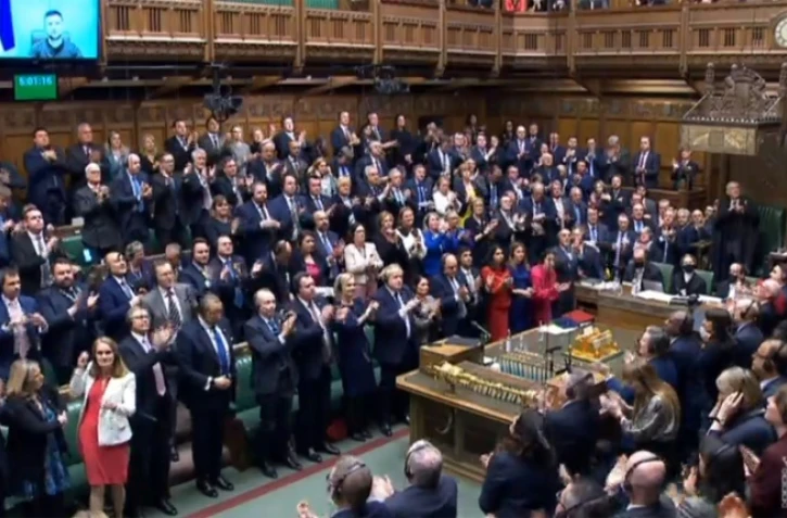L'ovation faite au Parlement britannique le 8 mars 2022 au président ukrainien Volodymyr Zelensky, qui s'y exprimait par lien vidéo depuis Kiev