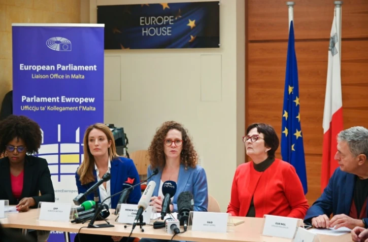 Des membres du Parlement européen lors d'une conférence de presse le 4 décembre 2019 dans les bureaux du Parlement européen à Malte pour s'exprimer sur le meurtre de la journaliste Daphné Caruana