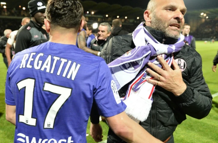 L'entraîneur de Toulouse Pascal Dupraz (d) et le milieu Adrien Regattin se congratulent après la victoire face à Angers, assurant le maintien en L1 des Toulousains, le 14 mai 2016 à Angers