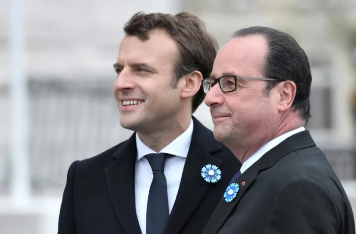 Le président élu français Emmanuel Macron et le président sortant François Hollande à Paris, le 8 mai 2017
