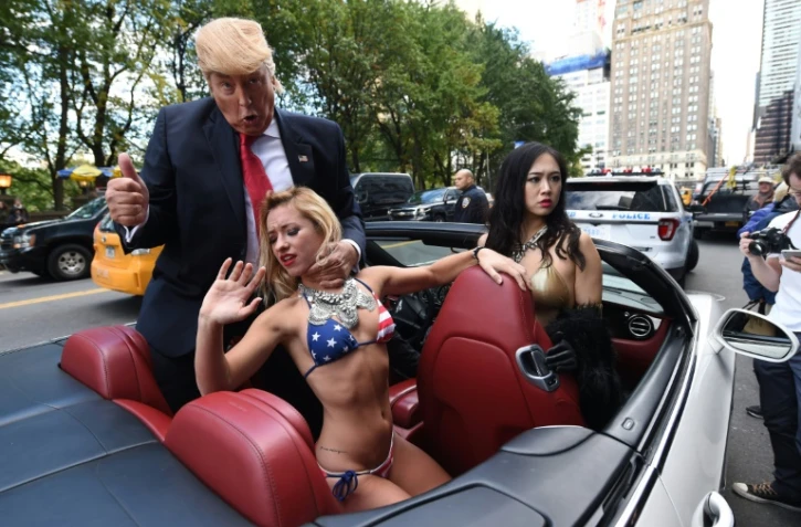 Un faux Donald Trump bien entouré, en route pour la Trump Tower de New York, le 25 octobre 2016