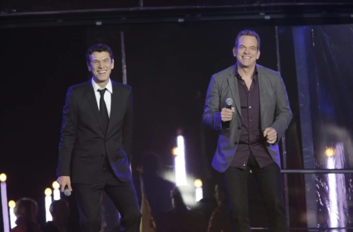 Les chanteurs Marc Lavoine (g) et Garou (d) donnent coup d'envoi du Télethon à l'hippodrome de Longchamps à Paris