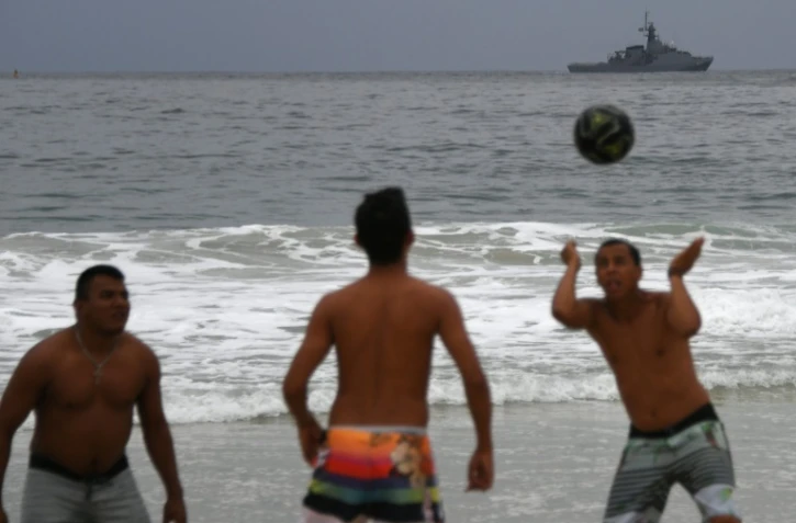 Des Brésiliens jouent au football sur la plage de Copacabana, à Rio de Janeiro, le 21 juillet 2016