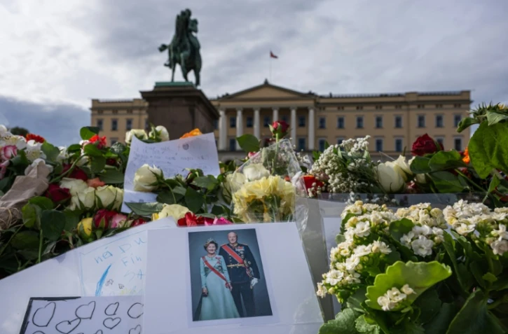 Un mémorial improvisé devant le Palais royal d'Oslo avant les funérailles du roi Harald V, le 8 septembre 2026