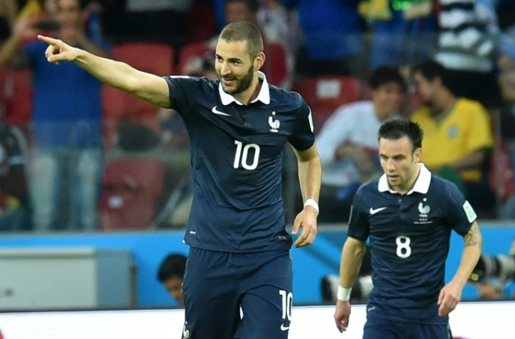 Karim Benzema devant Mathieu Valbuena, lors du match de Coupe du monde France-Honduras à Porto Alegre, le 15 juin 2014