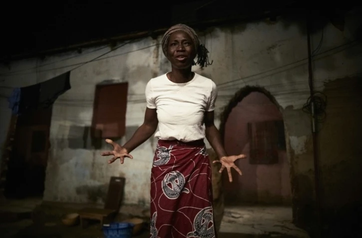 Une comédienne malienne dans la pièce "Je venais de défier le ciel", de Jean-Marie Ambroise Traoré, durant le festival de théâtre Les Praticables, à Bamako, le 16 décembre 2019