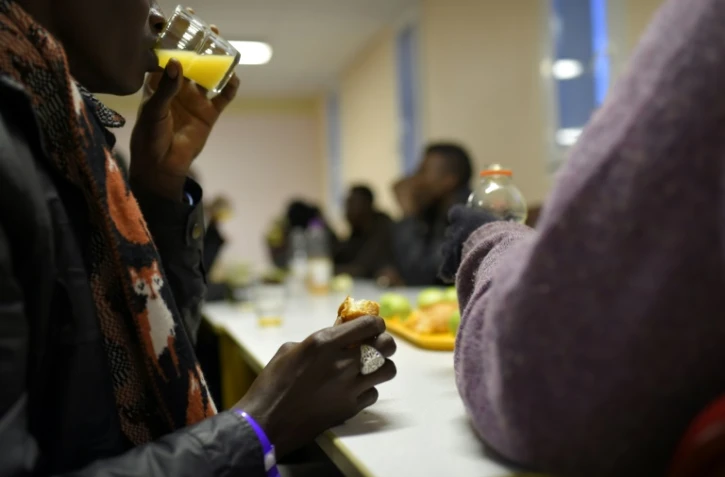 Des migrants mineurs de Calais arrivent dans un centre d'hébergement de Cerdon, près d'Orléans, dans le centre de la France le 2 novembre 2016