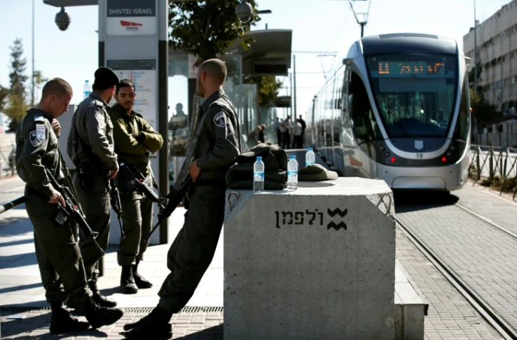 Des membres des forces de sécurité israéliennes près d'un arrêt de tramway à Jérusalem-Est occupée et annexée, le 6 novembre 2014