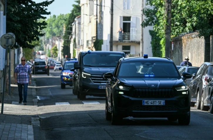Un convoi de police arrive au palais de justice, le 15 juillet 2026 à Agen, pour une audience de Jérôme Barella, soupçonné du meurtre de la collégienne Lyhanna