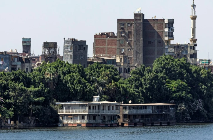 Photo prise le 27 juin 2022 au Caire montrant des péniches amarrées le long de la rive de Gizeh dans le district d'Agouza, quelques jours avant leur retrait prévu dans le cadre d'un décret visant à nettoyer toutes les berges du fleuve dans la région