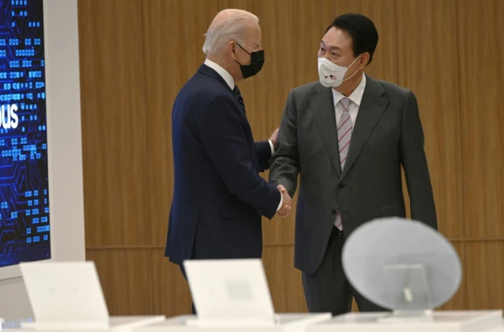 Les présidents américain Joe Biden (à gauche) et sud-coréen Yoon Suk-yeol visitent une usine de semiconducteurs Samsung à Pyeongtaek, dans les environs de Séoul, le 20 mai 2022
