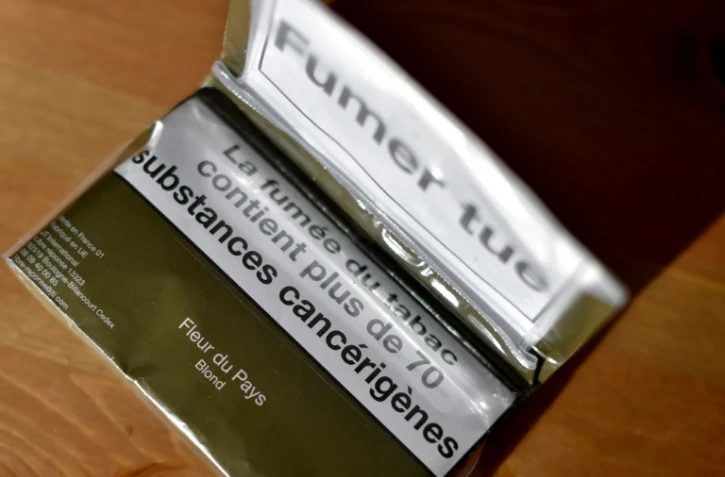 Les traitements anti-tabac vont progressivement être remboursés comme n'importe quel médicament, à la place du forfait de 150 euros par an qui existe actuellement, selon le volet prévention de la stratégie santé du gouvernement dévoilé lundi.