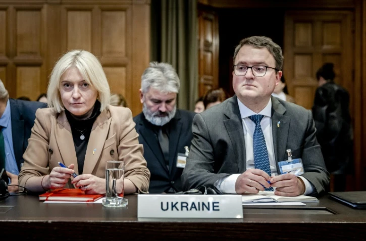 Anton Korynevych (à droite), représentant de l'Ukraine auprès de la Cour de justice internationale, à côté de d'Oksana Zolotaryova, directrice des affaires juridiques du ministère ukrainien des Affaires étrangères, le 31 janvier 2024 lors d'une audience à La Haye
