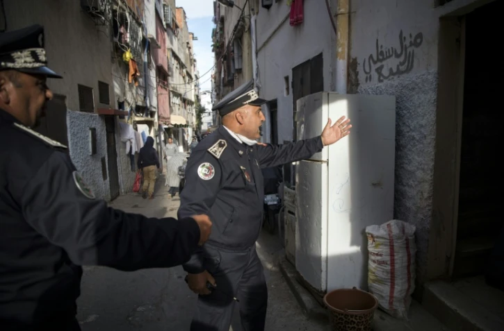 Des policiers marocains patrouillant le 27 mars 2020 dans le quartier Takadoum, dans la capitale Rabat, pour faire respecter les mesures de confinement en pleine crise du coronavirus
