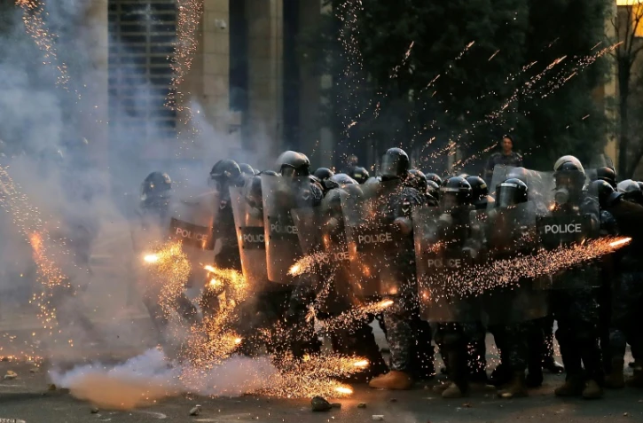 Des feux d'artifice lancés par les manifestants au pied des forces de l'ordre, à Beyrouth le 10 août 2020