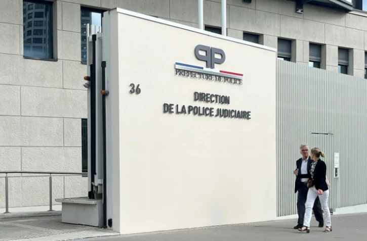 Le cinéaste Benoît Jacquot (g) arrive à la direction de la police judiciaire pour être interrogé sur des accusations d'abus sexuels, le 1er juillet 2024 à Paris