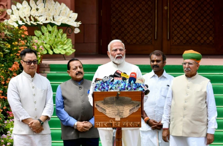 Le Premier ministre indien Narendra Modi (c) s'exprime devant la presse avant la première session du nouveau Parlement à New Delhi le 24 juin 2024