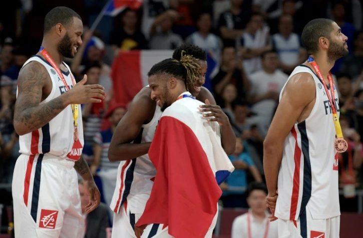 Les joueurs de l'équipe de France se congratulent après avoir remporté la médaille de bronze au Mondial de basket au détriment de l'Australie, le 15 septembre 2019 à Pékin