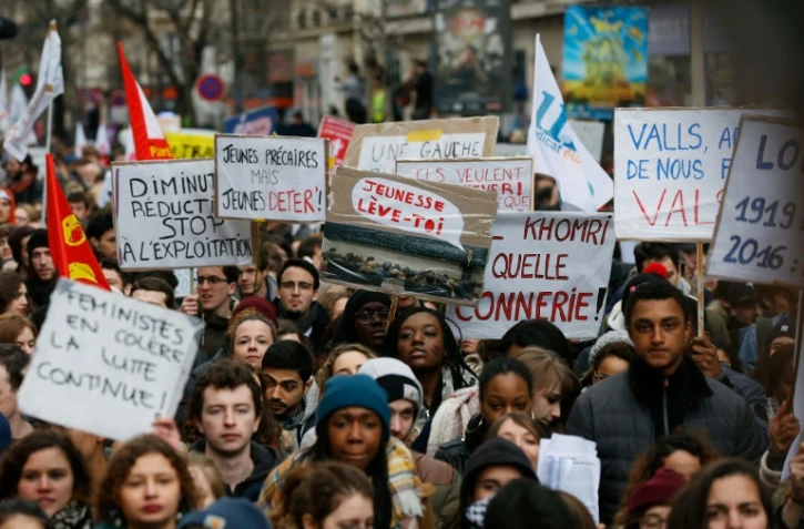 Des jeunes manifestent à Paris contre le projet de loi travail, le 9 mars 2016