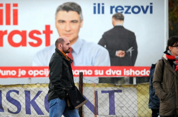 Une affiche électorale pour le leader du Parti social démocrate Zoran Milanovic à Zagreb le 6 novembre 2015