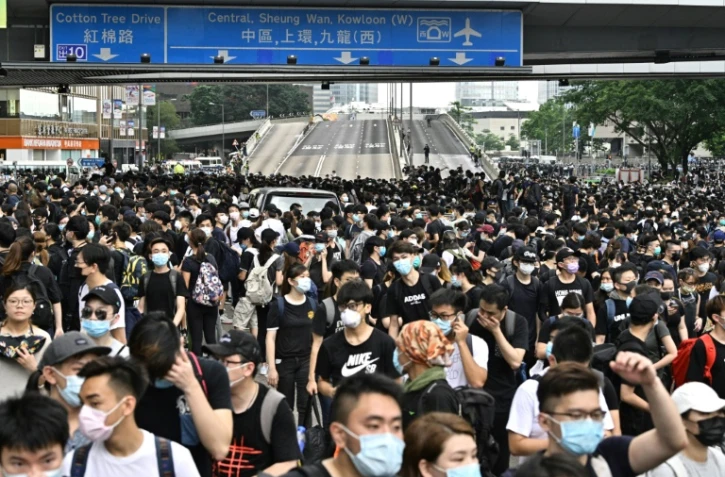 Des protestataires occupent les deux principales autoroutes à proximité des locaux du gouvernement de Hong Kong, le 12 juin 2019