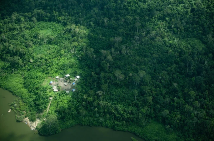 Vue aérienne d'un village de la terre indigène Koatinemo dans l'Etat du Pará, au Brésil, le 13 juin 2025