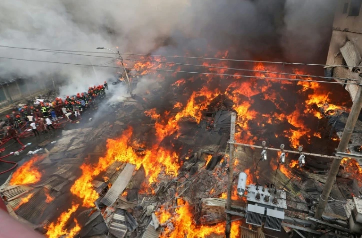 Des pompiers luttent contre un incendie dans un marché aux vêtements, le 4 avril 2023 à Dacca, au Bangladesh