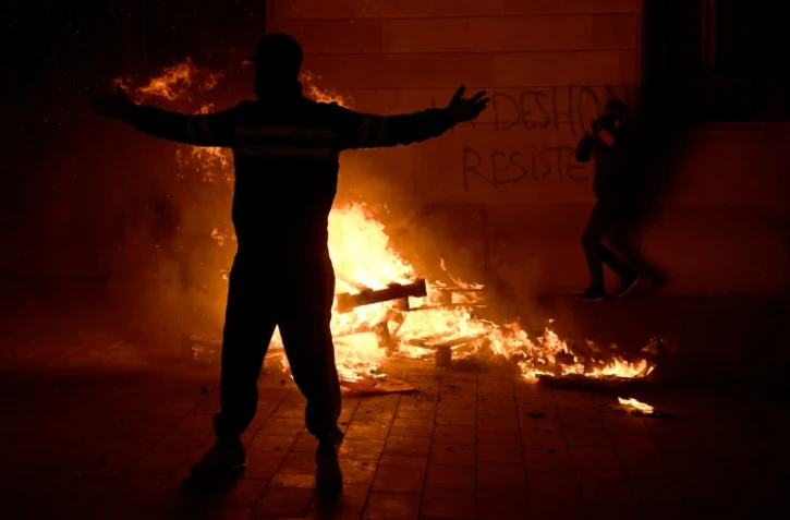Un manifestant devant un feu de barricades lors d'une manifestation à Barcelone le 31 octobre 2020
