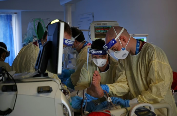 Des soignants et des pompiers prennent en charge un malade du Covid le 23 mars 2021 à Portsmouth (Royaume-Uni)