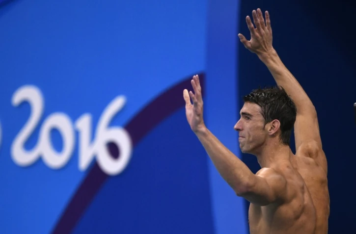 Michael Phelps exulte après la finale victorieuse du relais 4x100 m 4 nages américain aux JO de Rio, le 13 août 2016
