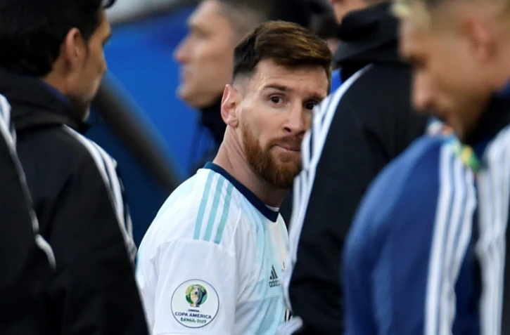 Lionel Messi, le capitaine de l'équipe d'Argentine, quitte le terrain après son expulsion lors du match pour la troisième place de la Copa America face au Chili, le 6 juillet 2019 à Sao Paulo