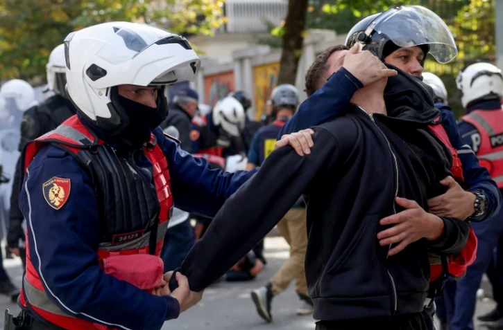 Des policiers arrĂŞtent un manifestant Ă Tirana, lors d'une manifestation antigouvernementale, le 15 octobre 2026 en Albanie