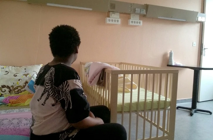 Une mère et son nouveau-né dans une ancienne chambre restaurée de l'Hôtel-Dieu, le 20 mars 2017 à Paris