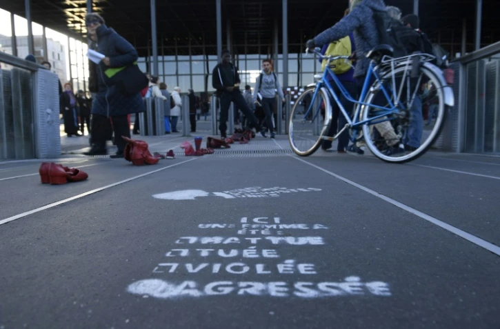 "Ici, une femme a été tuée, violée, agressée" peut-on lire sur ce trottoir à Nantes, le 25 novembre 2017