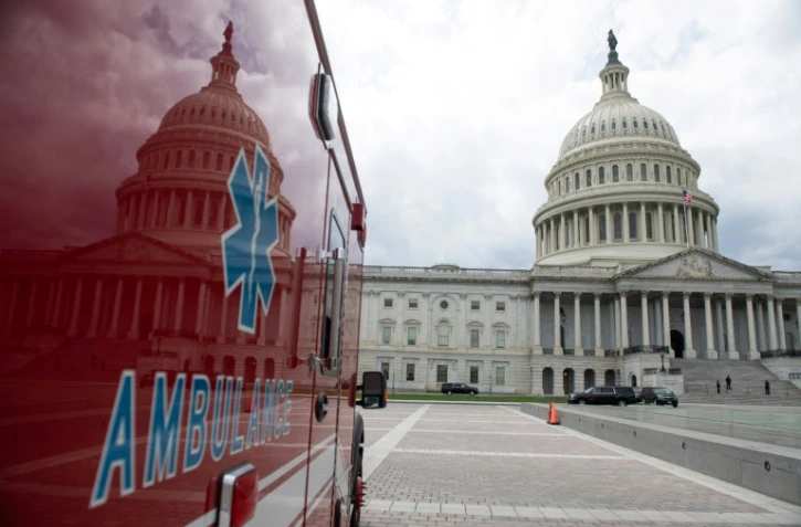Une ambulance garée devant le Congrès américain pendant qu'un nouveau plan d'aide de près de 500 milliards de dollars était approuvé au Sénat américain, le 21 avril 2020, pour secourir l'économie américaine, frappée par la pandémie de coronavirus